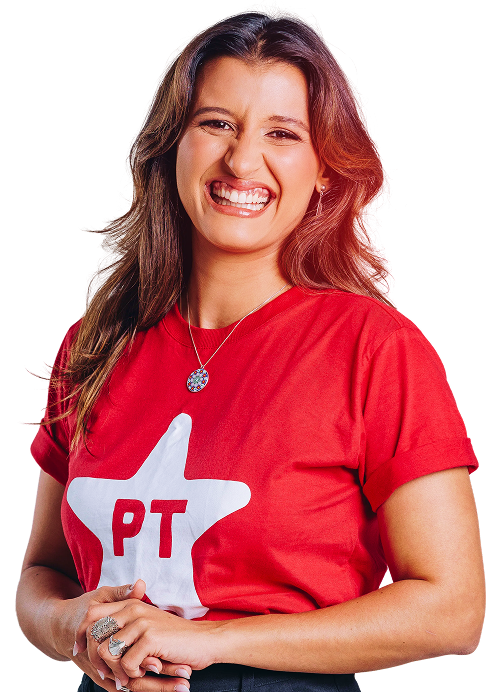 Brisa sorrindo com uma camiseta vermelha do PT